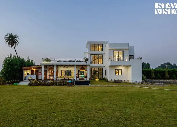 Stayvista At Lotus By The Lake With Pool, Bbq & Lawn Indore